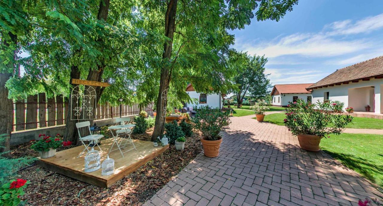 Toth Vendeghaz Es Apartmanhaz Ujfeherto Exteriér fotografie