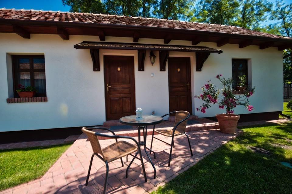 Toth Vendeghaz Es Apartmanhaz Ujfeherto Exteriér fotografie