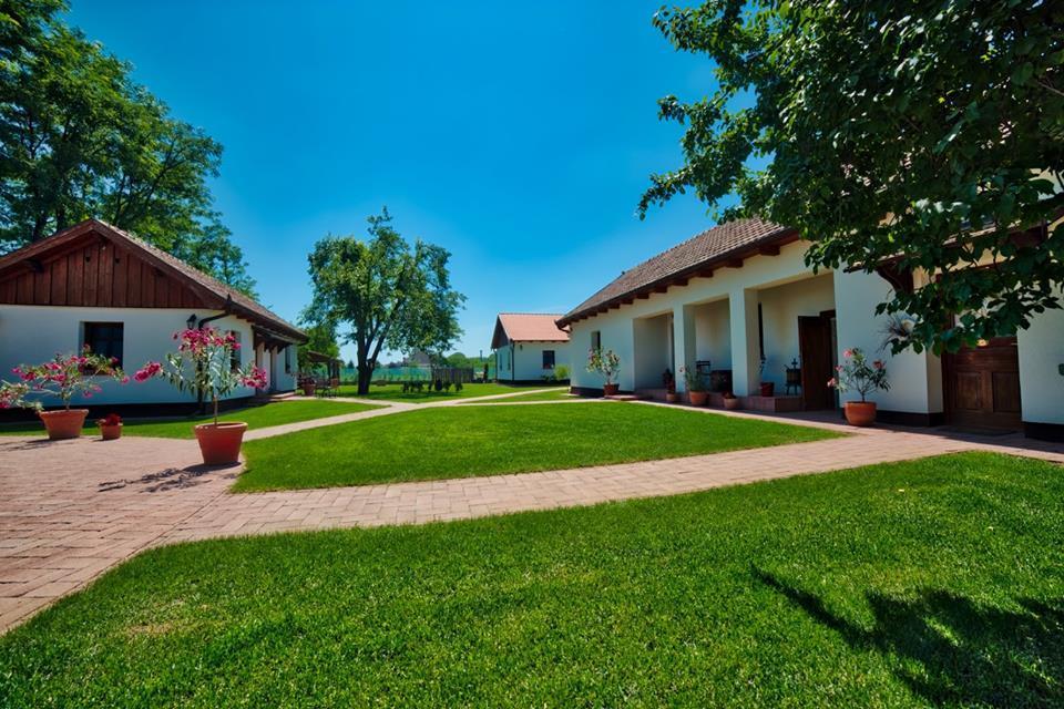 Toth Vendeghaz Es Apartmanhaz Ujfeherto Exteriér fotografie