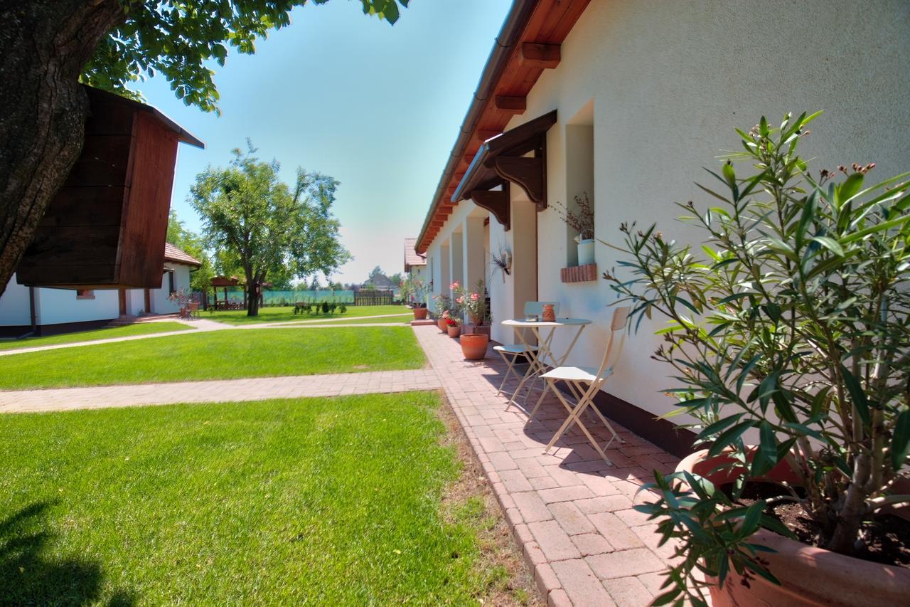 Toth Vendeghaz Es Apartmanhaz Ujfeherto Exteriér fotografie