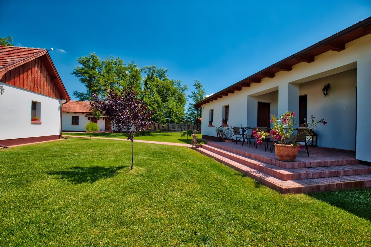 Toth Vendeghaz Es Apartmanhaz Ujfeherto Exteriér fotografie