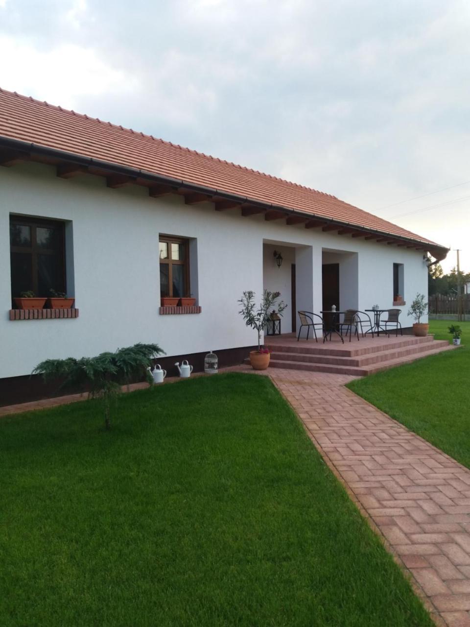 Toth Vendeghaz Es Apartmanhaz Ujfeherto Exteriér fotografie